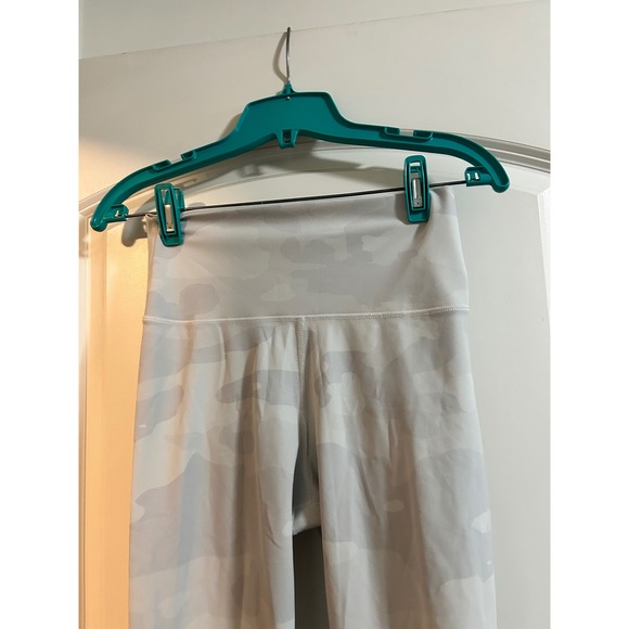Alo Yoga Camo High Waist Leggings White Grey‎ Athletic Workout Size S - Picture 5 of 6